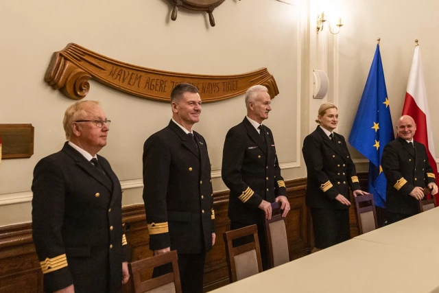 Przedstawiciele władz PM i Andrzej Krysiak w Sali Senatu PM