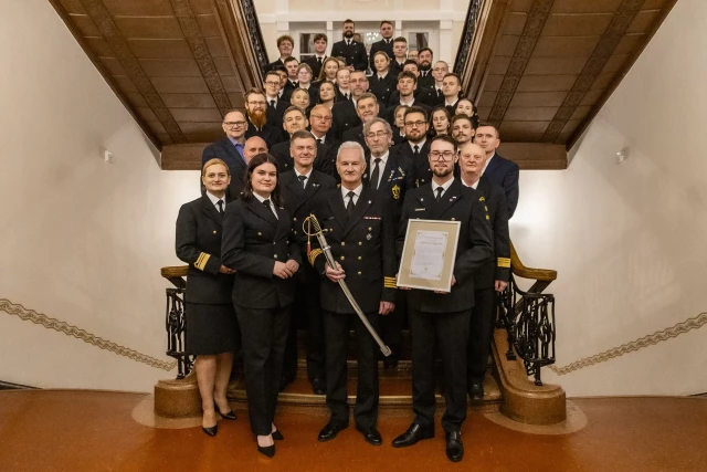 Goście uroczystości uhonorowania wieloletniego Dowódcy Kompanii Honorowej PM - zdjęcie grupowe