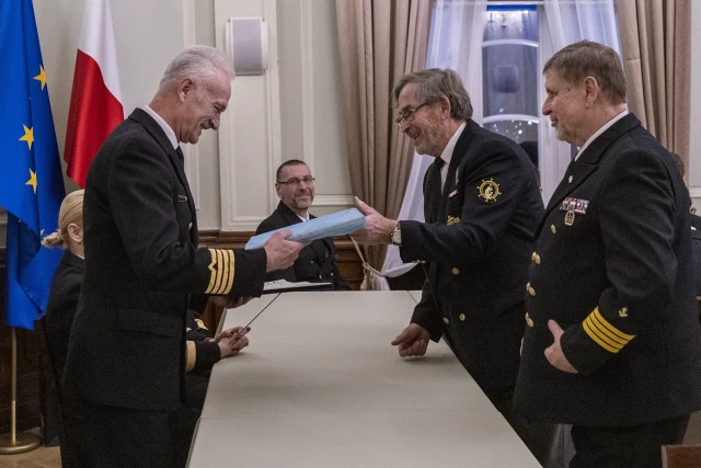 Tomasz Włoch przekazuje upominek Andrzejowi Krysiakowi