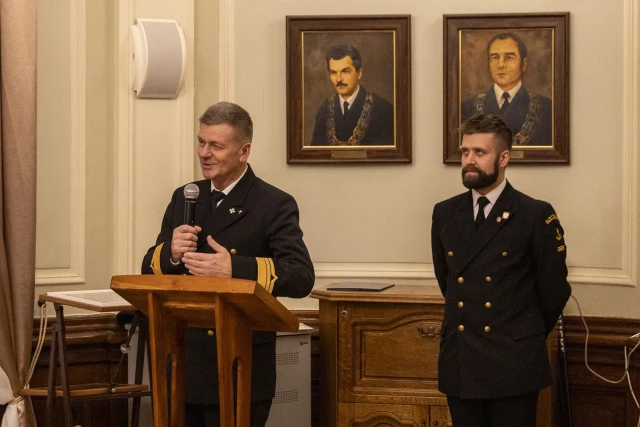 Artur Bejger przemawia do zebranych gości