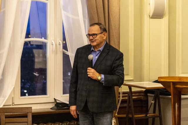 Marek Szelest przemawia do zebranych gości