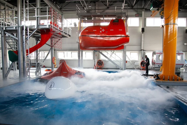 Studenci podczas zajęć w basenie z mgłą na CSO