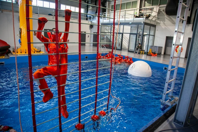 Studenci podczas zajęć w basenie na CSO