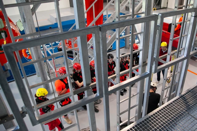 Studenci podczas zajęć na platformie do szkoleń do pracy na wysokości