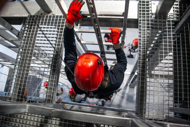 Studennt podczas zajęć na platformie do szkoleń do pracy na wysokości