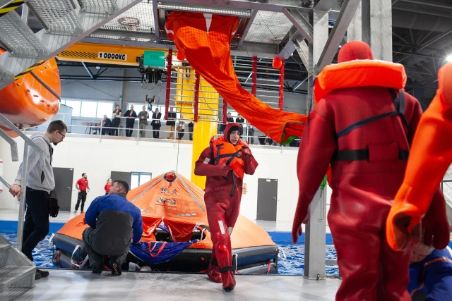 Studenci podczas zajęć w basenie na CSO
