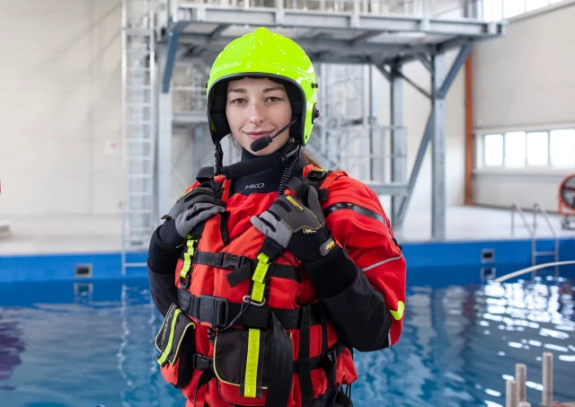 Studentka PM w skafandrze ratunkowym 