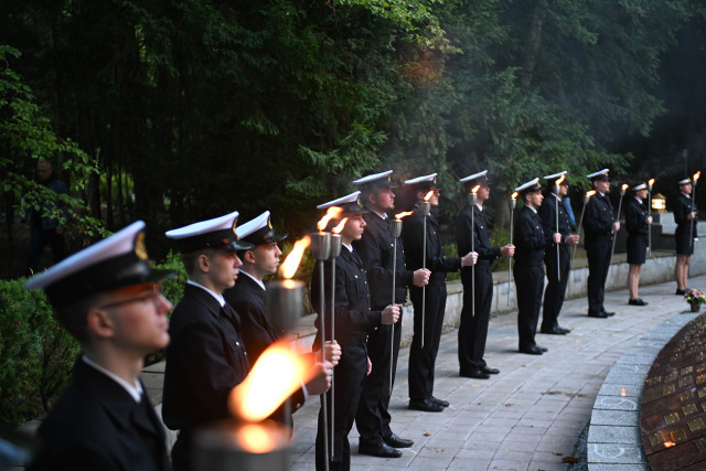 Students with torches during the commemorative ceremony at the Central Cemetery in Szczecin