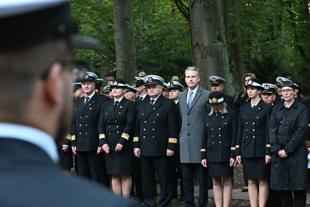 Delegacja władz PM i Sekretarz Stanu podczas apelu przy pomniku "Tym, którzy nie powrócili z morza"