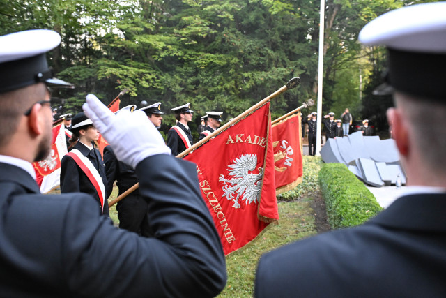 Poczty historycznych sztandarów szczecińskich szkół morskich na apelu pamięci przy pomniku "Tym, którzy nie powrócili z morza"