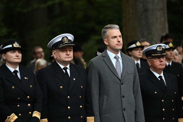 Przedstawiciele władz PM i Sekretarz Stanu A. Marchewka podczas apelu przy pomniku "Tym, którzy nie powrócili z morza"
