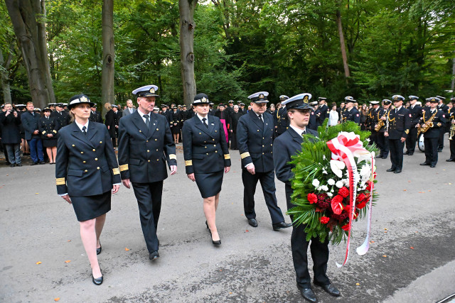 MUS authorities lay a wreath