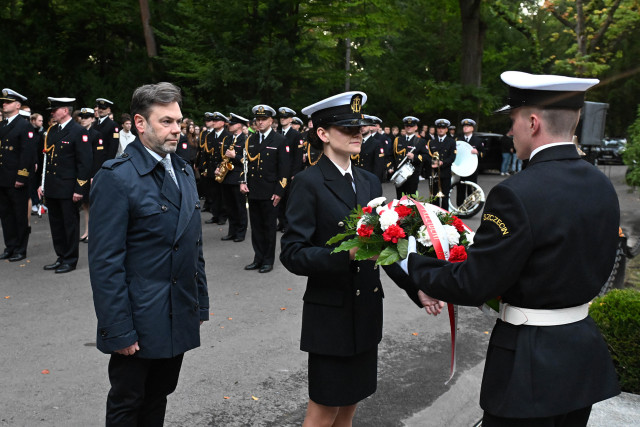 Delegacja w asyście studenta PM składa wieniec pod pomnikiem "Tym, którzy nie powrócili z morza" na Cmentarzu Centralnym w Szczecinie