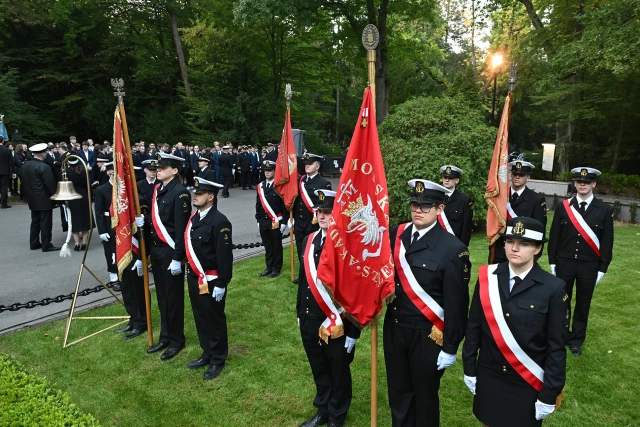 Poczty historycznych sztandarów szczecińskich szkół morskich na apelu pamięci przy pomniku "Tym, którzy nie powrócili z morza"
