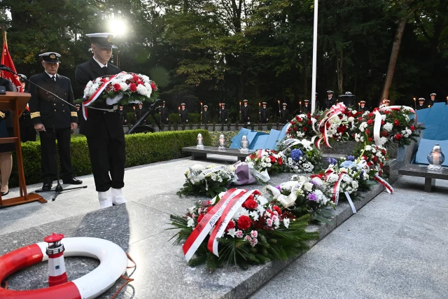 Student PM składa wieniec pod pomnikiem "Tym, którzy nie powrócili z morza" na Cmentarzu Centralnym