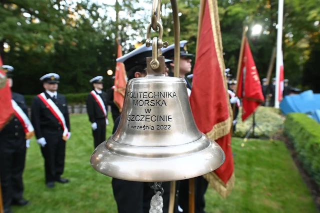 Dzwon PM i poczty historycznych sztandarów szczecińskich szkół morskich na apelu pamięci przy pomniku "Tym, którzy nie powrócili z morza"