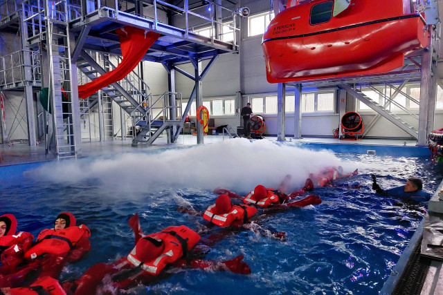 Studenci podczas zajęć w basenie na CSO