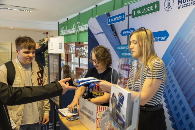 Pracownicy Działu Rekrutacji i Internacjonalizacji podczas Dni Otwartych PM 