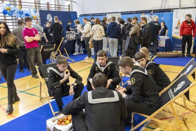 Uczniowie i studenci na sali kół naukowych podczas Dni Otwartych PM 
