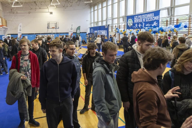 Uczniowie na sali kół naukowych podczas Dni Otwartych PM 