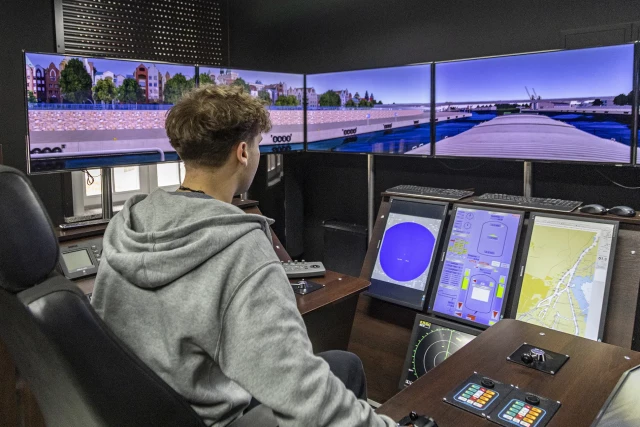 Uczeń na symulatora mostka nawigacyjnego podczas Dni Otwartych PM 