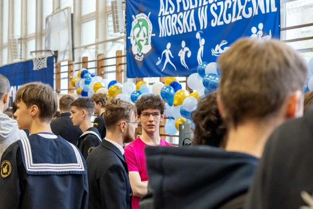 Uczniowie i studenci na sali kół naukowych podczas Dni Otwartych PM 