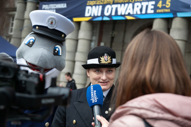 Prorektor ds. kształcenia Agnieszka Deja udziela wywiadu Radiu Szczecin z maskotką PM morświnem Michem w tle