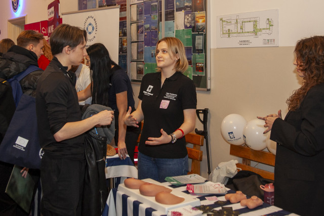 Student przy stanowisku  IFMSA Poland oddział Szczecin