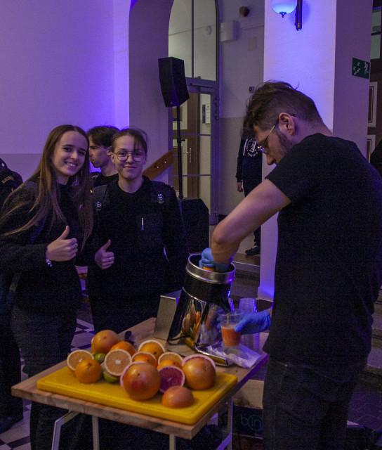 Studenci przy stanowisku świeżo wyciskanych soków