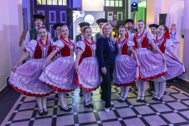 Zespół Pieśni i Tańca Szczecinianie i Prorektor  ds. studenckich Agnieszka Deja podczas obchodów Międzynarodowego Dnia Studentów ma PM