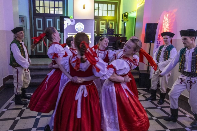 Zespół Pieśni i Tańca Szczecinianie tańczy podczas obchodów Międzynarodowego Dnia Studentów ma PM