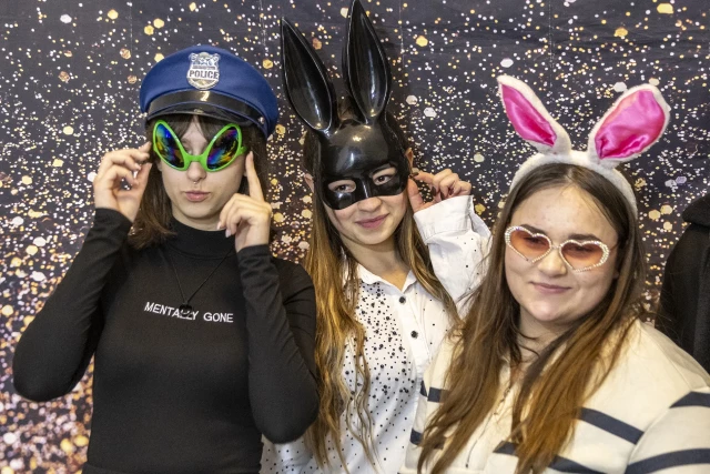 Studenci pozują w fotobudce podczas obchodów Międzynarodowego Dnia Studentów ma PM 