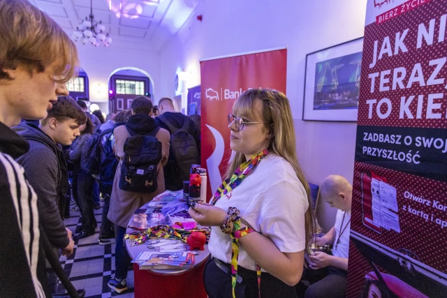 Stoisko Banku Pekao podczas obchodów Międzynarodowego Dnia Studentów ma PM