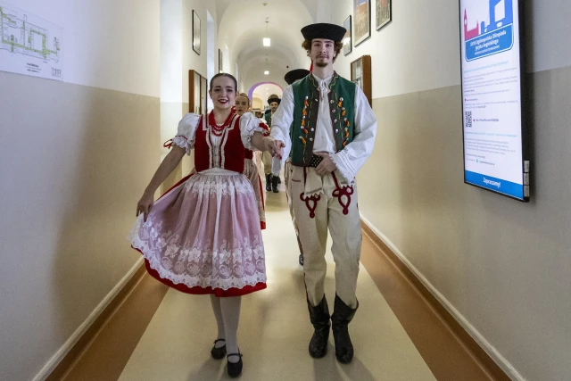 Zespół Pieśni i Tańca Szczecinianie tańczy podczas obchodów Międzynarodowego Dnia Studentów ma PM