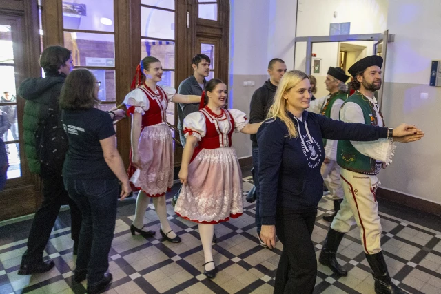 Zespół Pieśni i Tańca Szczecinianie tańczy podczas obchodów Międzynarodowego Dnia Studentów ma PM