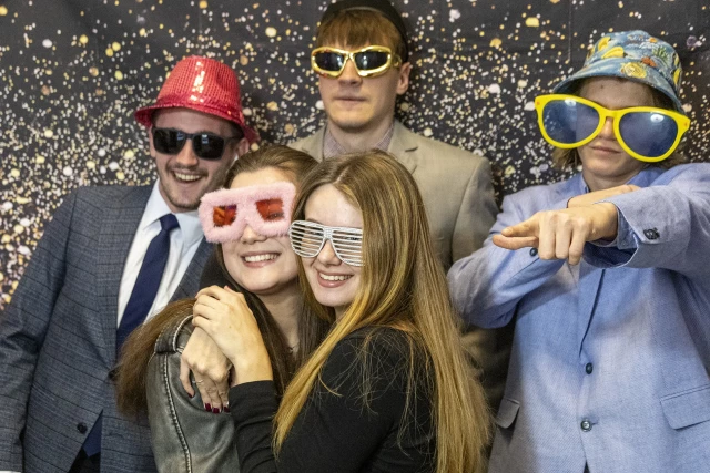 Studenci pozują w fotobudce podczas obchodów Międzynarodowego Dnia Studentów ma PM 