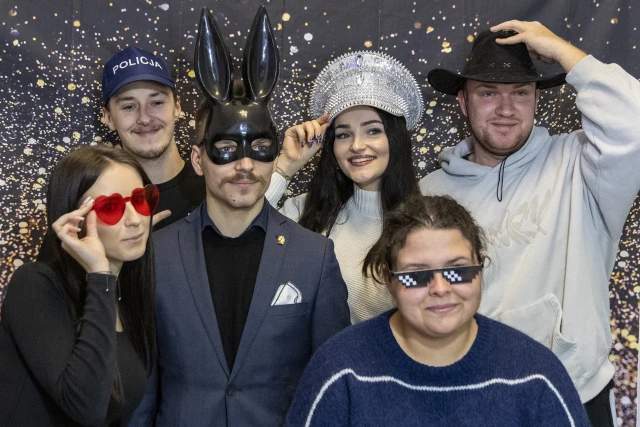 Studenci pozują w fotobudce podczas obchodów Międzynarodowego Dnia Studentów ma PM 