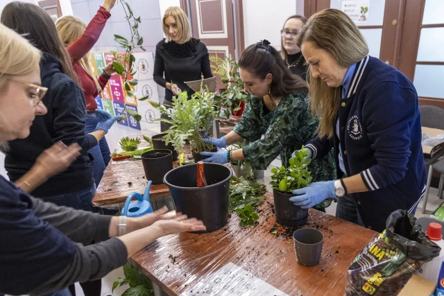 Wolontariusze Roślinnego Oddziału Ratunkowego podczas obchodów Międzynarodowego Dnia Studentów ma PM