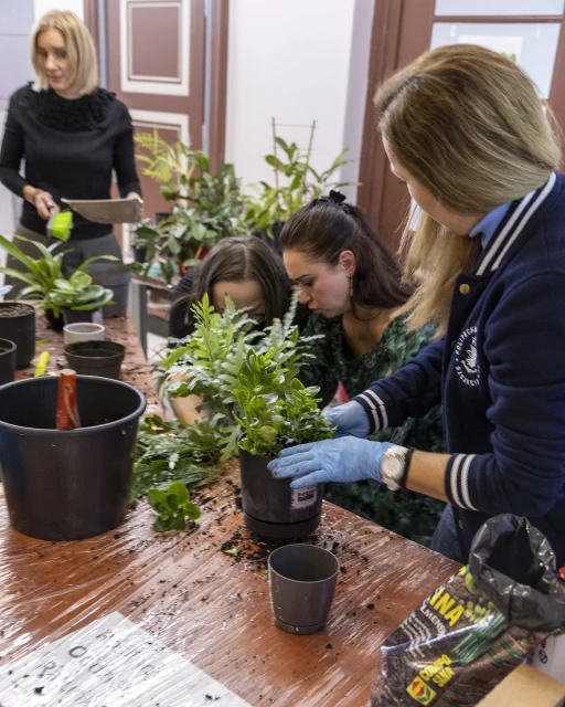 Wolontariusze Roślinnego Oddziału Ratunkowego podczas obchodów Międzynarodowego Dnia Studentów ma PM