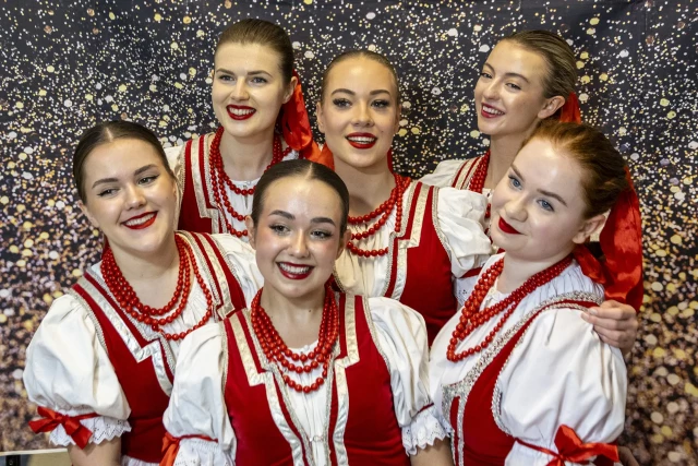 Panie z Zespołu Pieśni i Tańca Szczecinianie pozują do zdjęcia podczas obchodów Międzynarodowego Dnia Studentów ma PM