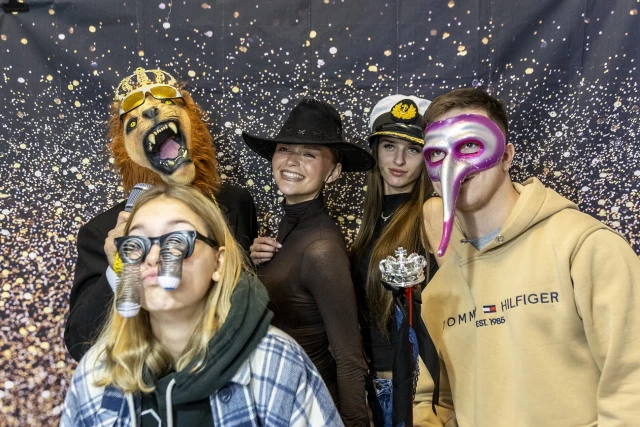 Studenci pozują w fotobudce podczas obchodów Międzynarodowego Dnia Studentów ma PM