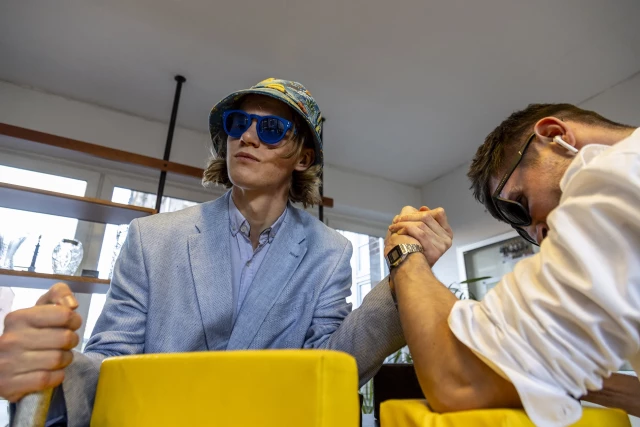 Studenci siłują się na rękę podczas Międzynarodowego Dnia Studentów ma PM