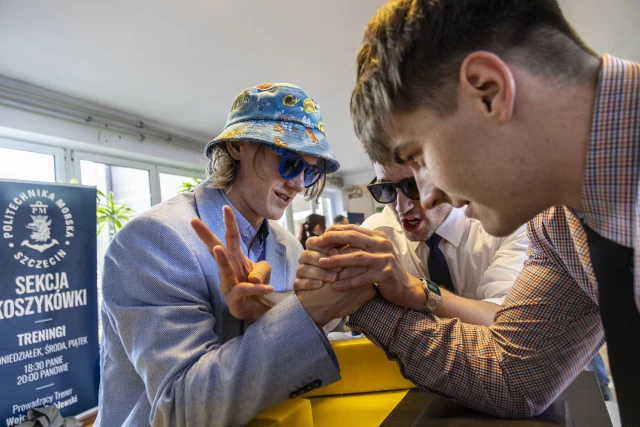 Studenci siłują się na rękę podczas Międzynarodowego Dnia Studentów ma PM