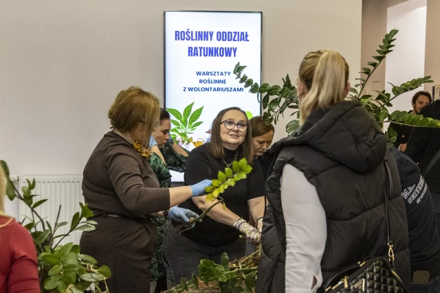 Wolontariusze Roślinnego Oddziału Ratunkowego podczas obchodów Międzynarodowego Dnia Studentów ma PM