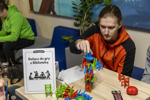 Student PM podczas obchodów Międzynarodowego Dnia Studentów ma PM