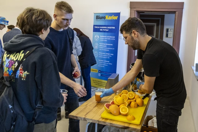 Soki z cytrusów dla studentów PM podczas obchodów Międzynarodowego Dnia Studentów ma PM