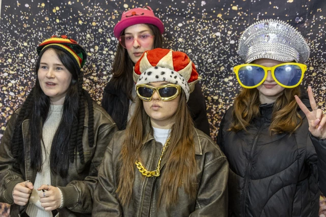 Studentki pozują w fotobudce podczas obchodów Międzynarodowego Dnia Studentów ma PM