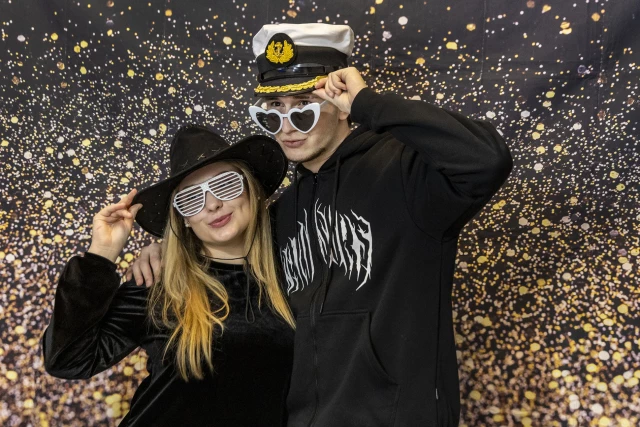 Studenci pozują w fotobudce podczas obchodów Międzynarodowego Dnia Studentów ma PM