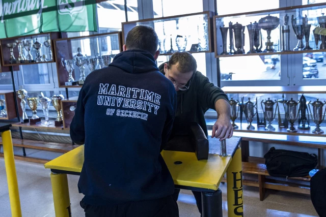 Studenci siłują się na rękę podczas Międzynarodowego Dnia Studentów ma PM