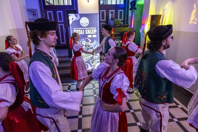 Zespół Pieśni i Tańca Szczecinianie tańczy podczas obchodów Międzynarodowego Dnia Studentów ma PM